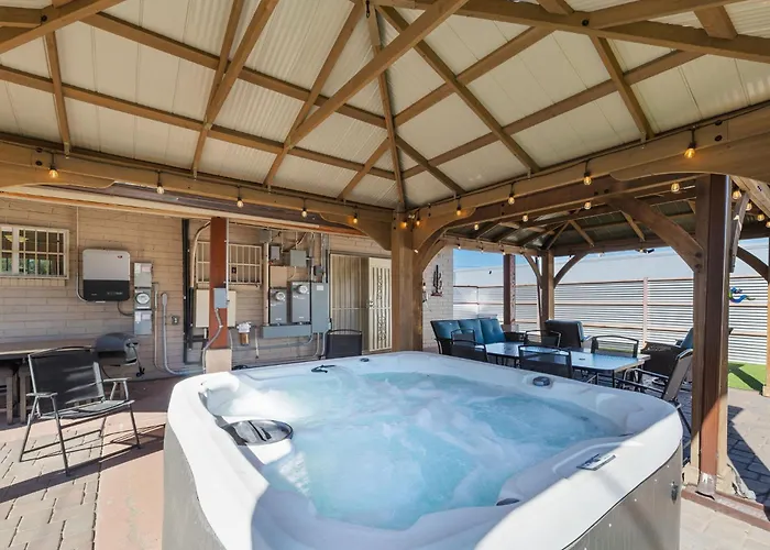 Holiday home 3br 2ba Jacuzzi Putting Close To Airport