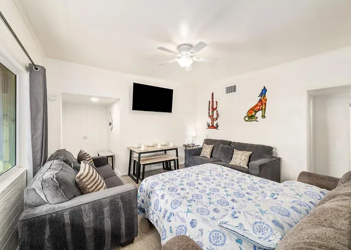3br 2ba Jacuzzi Putting Close To Airport *