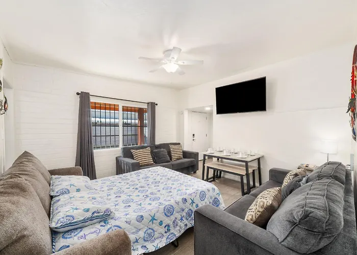 3br 2ba Jacuzzi Putting Close To Airport Holiday home Tucson