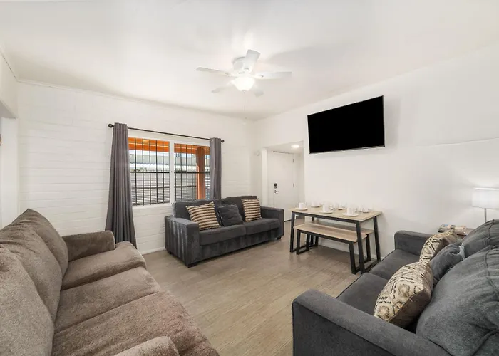 3br 2ba Jacuzzi Putting Close To Airport Holiday home