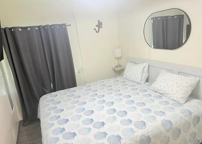 3br 2ba Jacuzzi Putting Close To Airport *