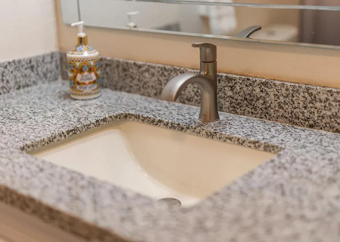 3br 2ba Jacuzzi Putting Close To Airport