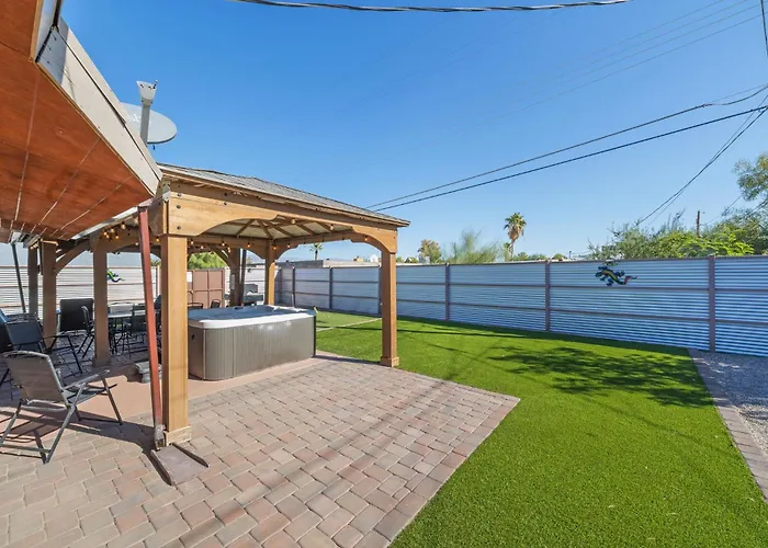 3br 2ba Jacuzzi Putting Close To Airport Holiday home
