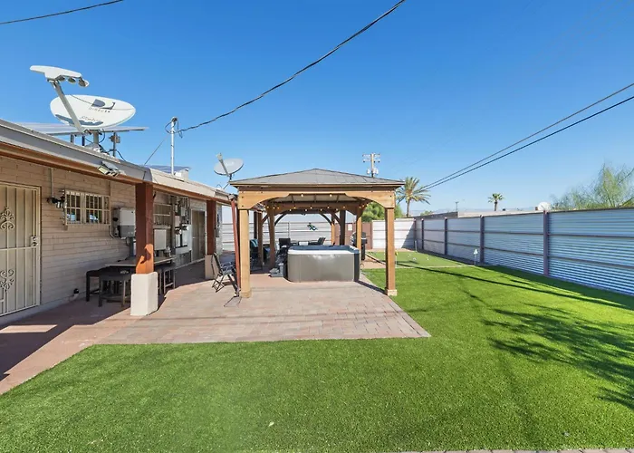 3br 2ba Jacuzzi Putting Close To Airport Holiday home *