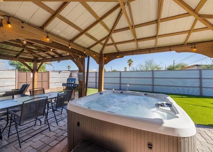 3br 2ba Jacuzzi Putting Close To Airport Holiday home *